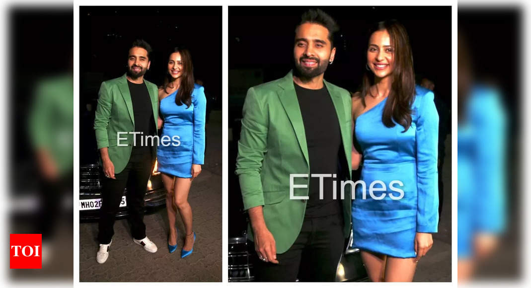 Rakul Preet Singh stuns in a blue mini dress as she poses with boyfriend Jackky Bhagnani at ‘Bhool Bhulaiyaa 2’ success bash – See photos – Times of India