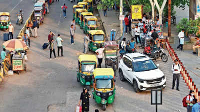 Noida: Autos have to park in queues to pick up passengers from these five stands