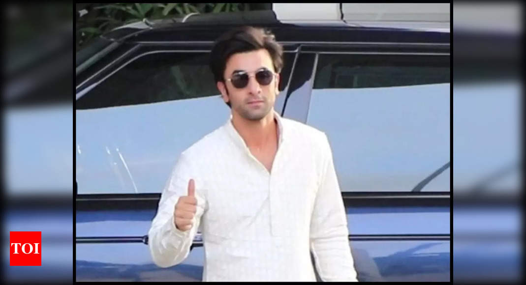 Ranbir Kapoor makes a mode commentary in a conventional outfit as heads to Visakhapatnam for ‘Brahmastra’ promotions; spouse Alia Bhatt can’t forestall gushing | Hindi Film Information