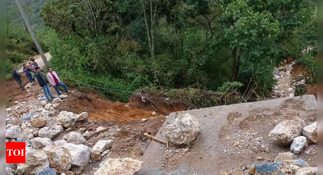 10 dead, 20 missing after Hurricane Agatha hits Mexico