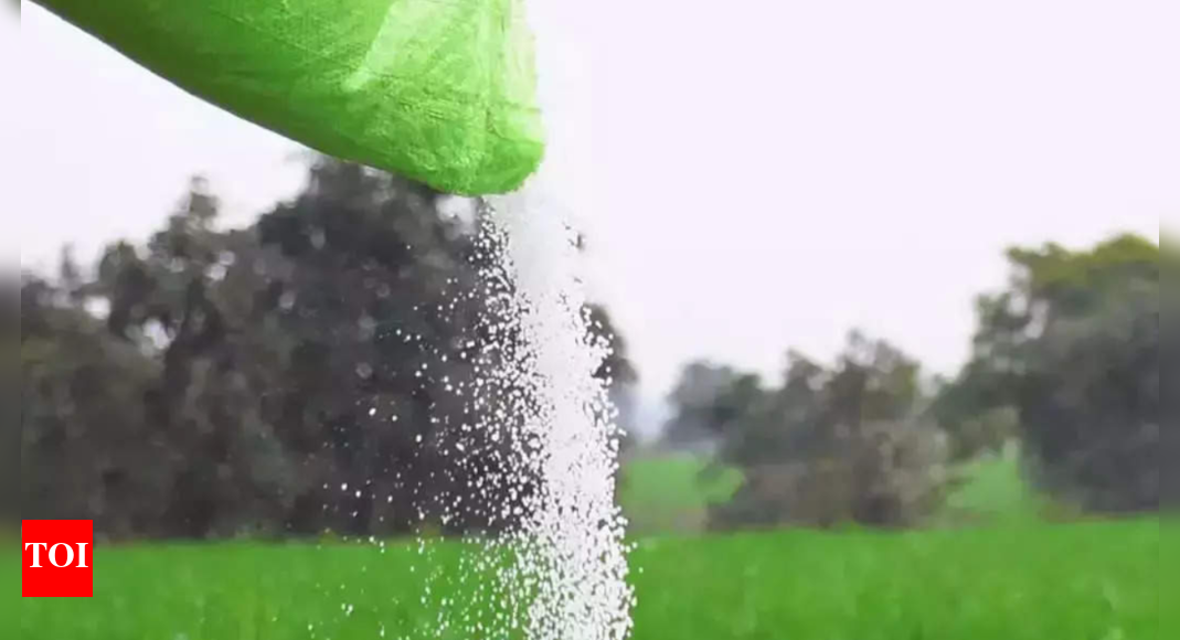 Karnataka: Farmers protest inadequate supply of fertilisers