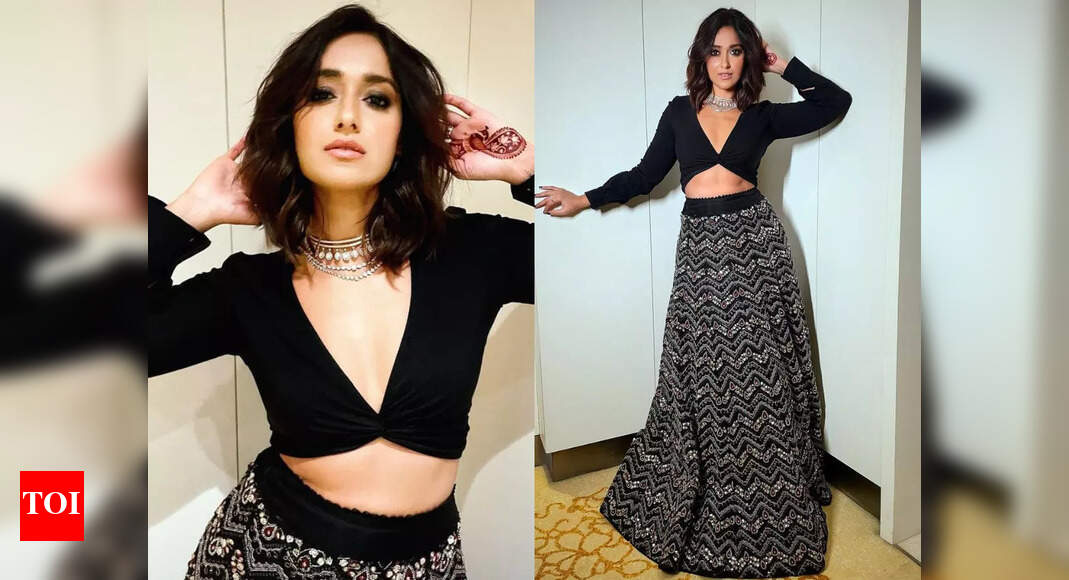 ILEANA D'CRUZ IN BLACK CHEVRON EMBROIDERED LEHENGA SET main image 1