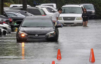 Heavy rain hits Florida, flooding strands Miami vehicles