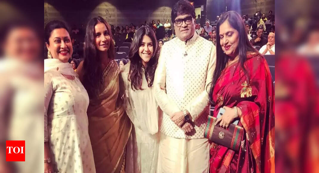 Ekta Kapoor and her 'Hum Paanch' star cast enjoy a reunion on Ashok