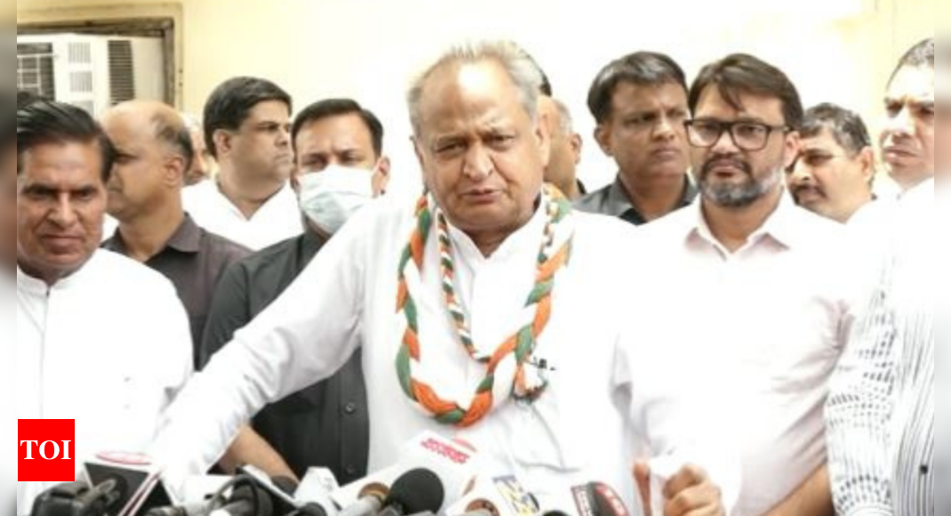 gehlot:   Disgruntled Cong MLAs meet Ashok Gehlot, likely to accompany CM to Udaipur | India News – Times of India