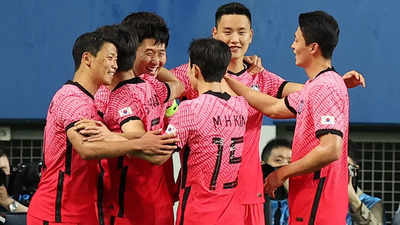 Hwang and Son on target as South Korea down 10-man Chile