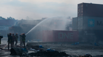 Ölümcül patlamalardan iki gün sonra, Bangladeş konteyner deposu hala yanıyor