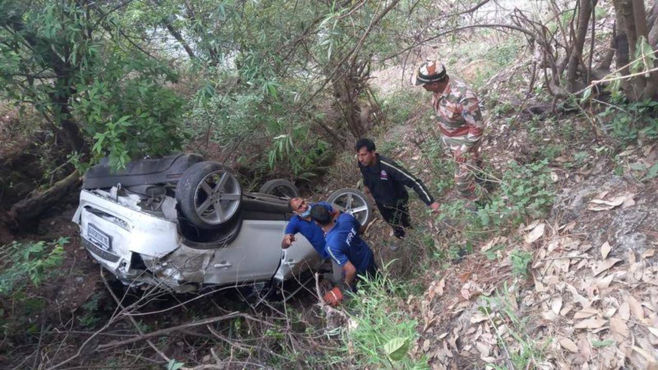 Uttarakhand: Delhi tourist dies after car falls into gorge near Mussoorie |  Dehradun News - Times of India