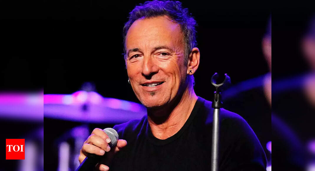 Bruce Springsteen joins Coldplay onstage in New Jersey | English Movie ...