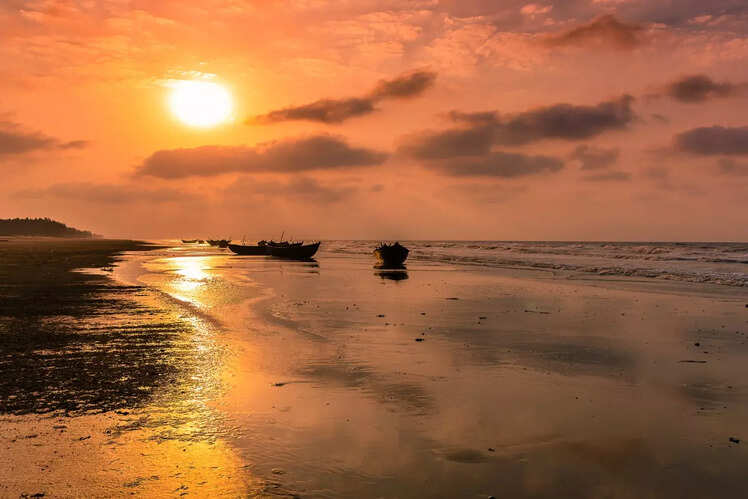 Enjoy the amazing sunrise and sunset at Puri Beach