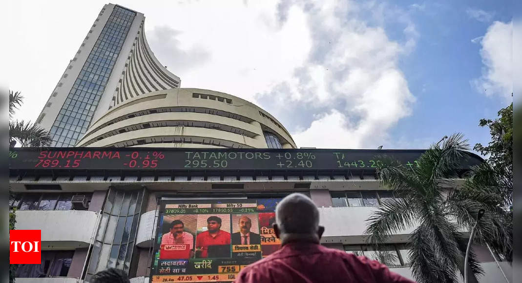 Stock Market LIVE updates: Sensex tanks over 1,000 points as IT, financial shares plunge; Nifty slips to16,200  – The Times of India
