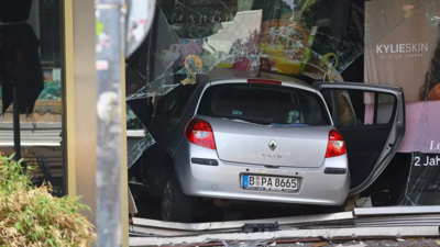 1 dead, 9 injured after driver hits school group in Berlin