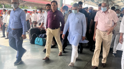 The minister interacted with the passengers at the booking window (star chamber), suburban concourse, suburban platform and with commuters in train.