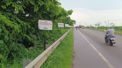 APD Foundation and Hasiru Dala observed World Ocean Day with a unique project titled ‘Revitalisation - Collective Action for the Ocean’ on the bridge across the river Nethravati, en route to Ullal on Wednesday.