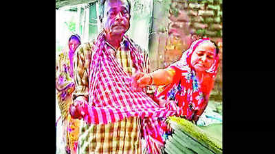 Bihar: Couple begs to get cash as hospital seeks ‘bribe’ to release son's body