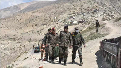 Army chief reviews operational readiness in middle sector of LAC with China