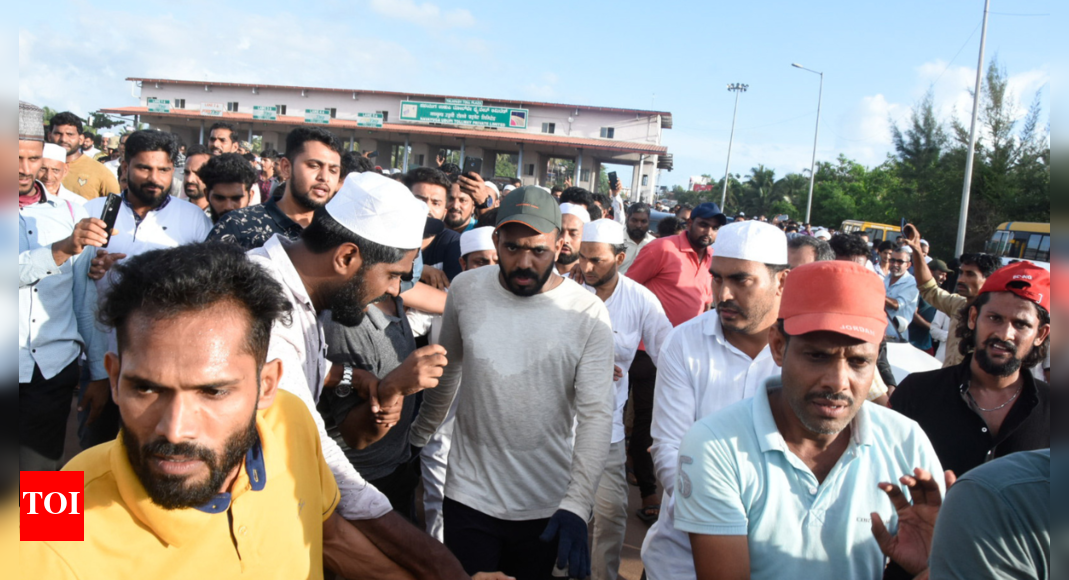 Man walking to Mecca gets huge reception