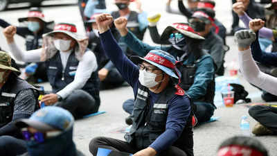 South Korea union truckers continue strike, talks at a standstill