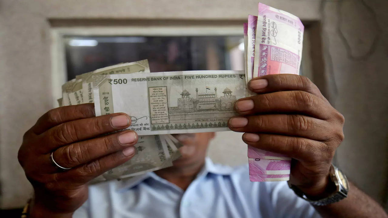 USD - INR: Indian Rupee Hits Record Low On Soaring Oil, FPI Outflows