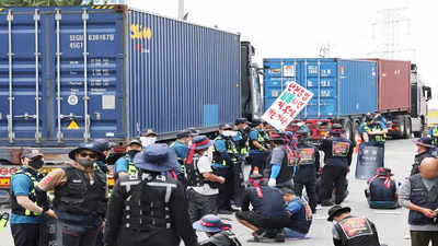 Worries about South Korean economy grow amid truckers' strike