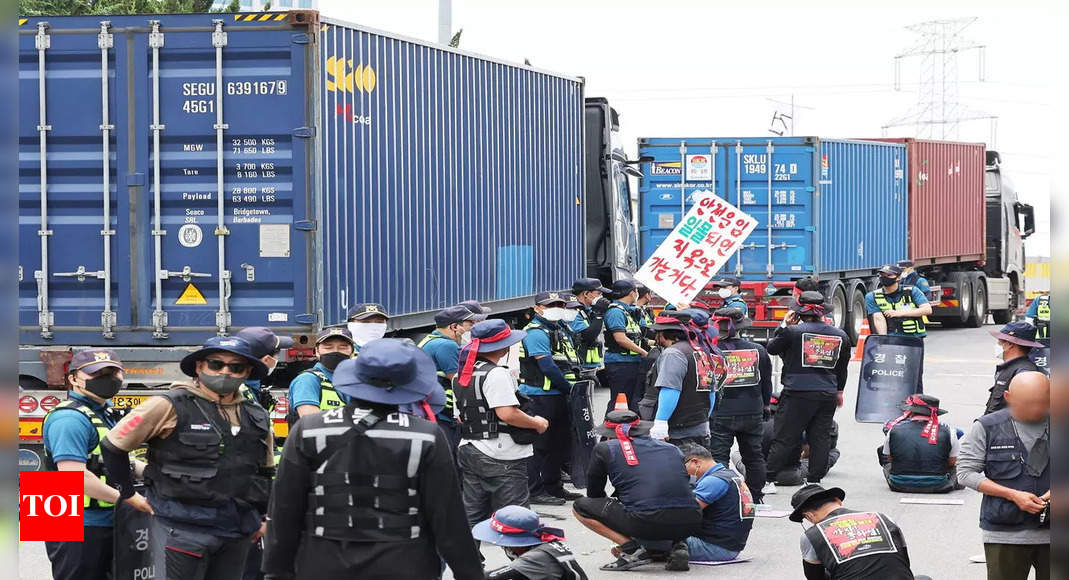 트럭 운전사 파업으로 한국 경제에 대한 우려 커져