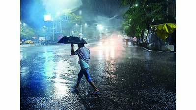 One-minute squall @59km/hour, rain lash Kolkata, six flights diverted