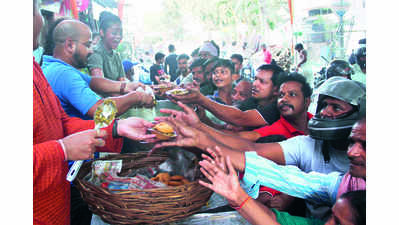 Lucknow: Last bhandara witnesses heavy rush of devotees
