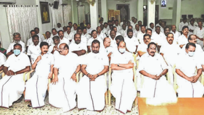 Tamil Nadu: Chorus for single chief in AIADMK
