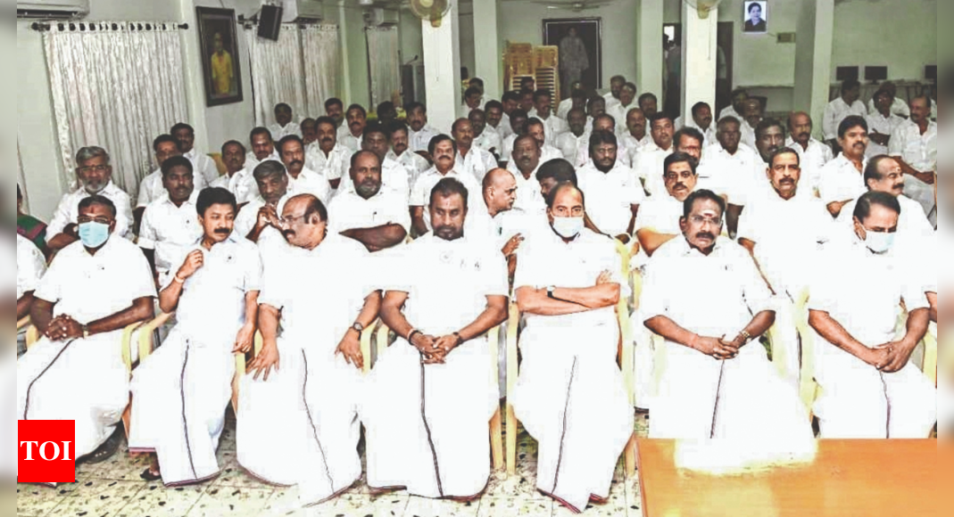 Tamil Nadu: Chorus for single chief in AIADMK