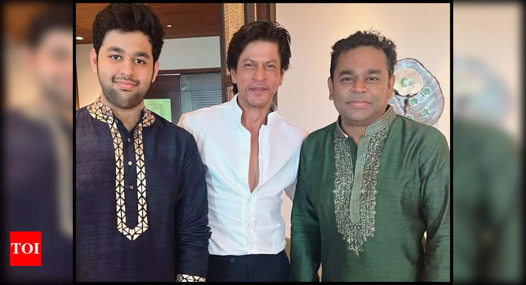 Shah Rukh Khan strikes a pose with AR Rahman and son AR Ameen; Fans get nostalgic as they call it a ‘Dil Se’ moment – Times of India