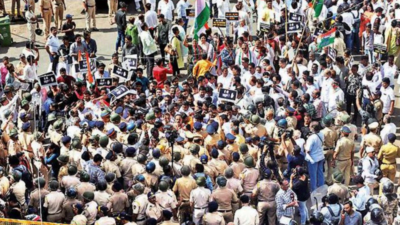 Maharashtra: Congress leaders take protest to Raj Bhavan