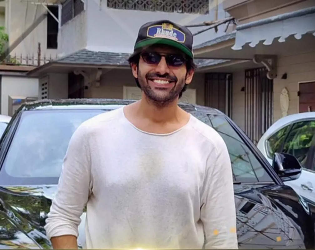 
Kartik Aaryan looks dashing in his chic outfit, spotted at Murad Khetani’s house
