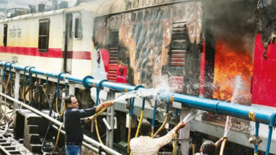 Agnipath stir singes Secunderabad station, 1 killed in railway cops’ firing