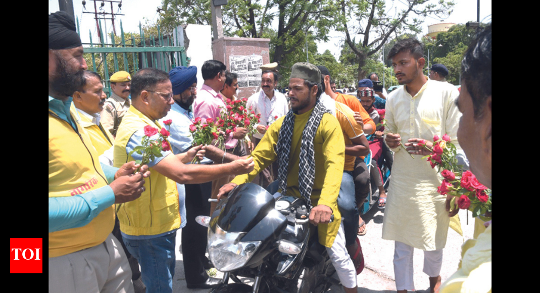 Bouquets, Not Brickbats, Mark City’s Friday Prayers Lucknow News