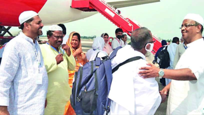1st Batch Of Haj Pilgrims Flies Out After 2 Yrs | Kolkata News – Times of India