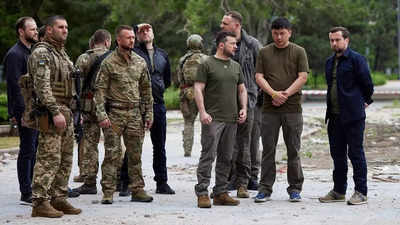 Ukraine president visits soldiers on southern front line