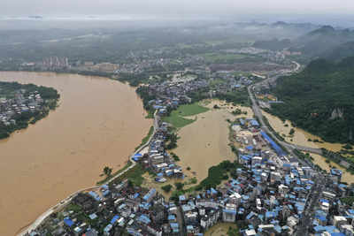 Güney Çin şiddetli yağmurlardan etkilendi, 'ejderha teknesi suyu' zirveleri olarak sel baskınları