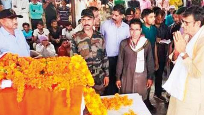Deputy leader of opposition Rajendra Rathore pays tribute to Kumbhkaran Singh Rathore in Churu on Saturday who had died in UP on duty.