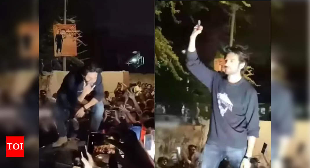 Kartik Aaryan climbs atop his automotive as he’s greeted with cheers and whistles by way of a sea of fanatics; says, ‘Reside for this love’ – watch video | Hindi Film Information