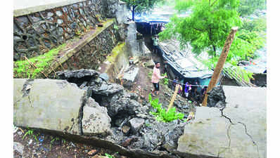 2-yr-old struck by lightning dies; 2 injured in landslide
