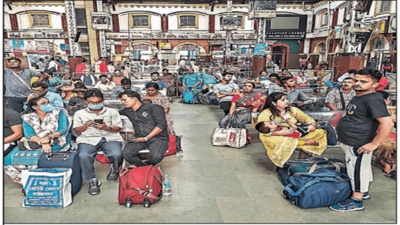 Kolkata: Passengers continue to suffer as Agnipath stir leads to cancellation of more trains