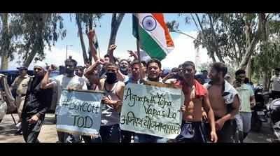 Unconvinced by govt assurances, Army aspirants continue protests in Doon