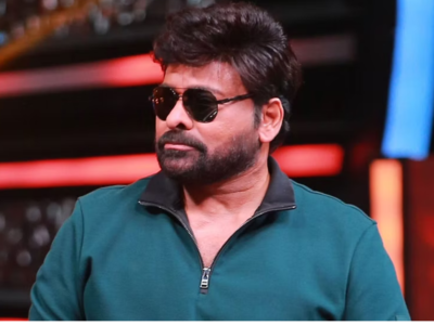 Chiranjeevi imitates Rajinikanth's style on stage; fans delighted