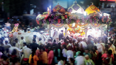 Palkhis arrive with waves of warkaris in Pune