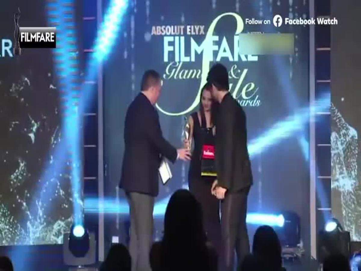 Why was Shah Rukh Khan carrying money to an award ceremony? Watch video -  Bollywood News & Gossip, Movie Reviews, Trailers & Videos at  Bollywoodlife.com