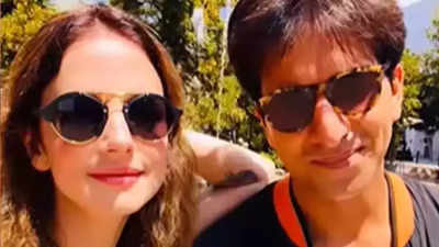 Hrithik Roshan’s ex-wife Sussanne Khan drops a new video from her vacation with beau Arslan Goni in California; netizens say 'favourite couple'