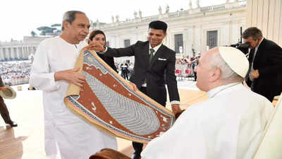 Naveen Patnaik meets Pope Francis in Vatican, presents Odisha's pattachitra