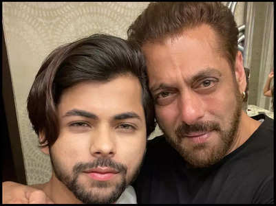 Siddharth's happy selfie with Salman from KEKD