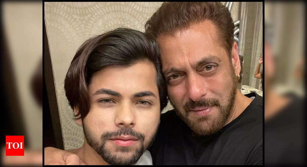 Siddharth's happy selfie with Salman from KEKD