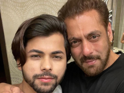 Siddharth shares a pic with Salman Khan